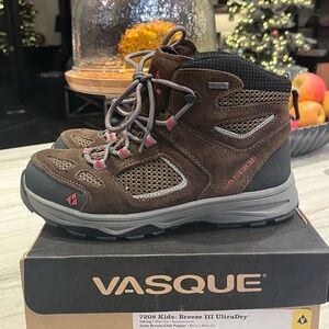 NIB Vasque 7208 Breeze III Ultradry Kids Hiking Boots Size 5 + 2 pr hiking socks